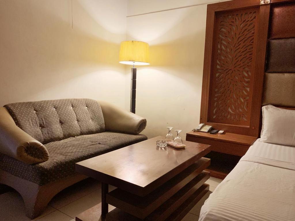 Hotel Multan Exterior foto